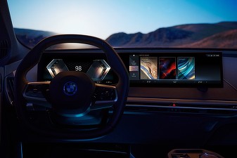 VIDEO & FOTO BMW a prezentat noul sistem iDrive, disponibil pe viitorul iX: display uriaș, asistent personal și partener de dialog