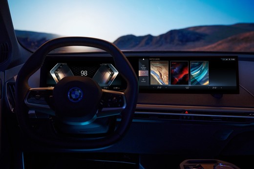 VIDEO & FOTO BMW a prezentat noul sistem iDrive, disponibil pe viitorul iX: display uriaș, asistent personal și partener de dialog