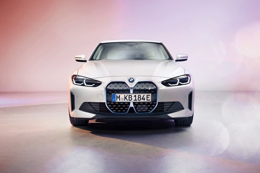 FOTO BMW a dezvăluit noul model electric i4