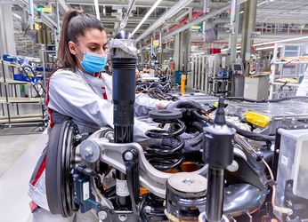 FOTO Audi a dat startul producției celui de-al doilea SUV electric, Q4 e-tron, în uzina din Zwickau, pe aceeași linie cu VW ID.4. Premiera mondială, peste o lună