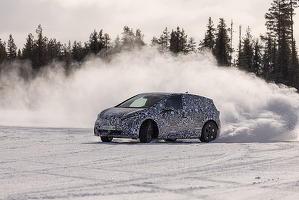 FOTO Primul automobil electric al mărcii Cupra, fotografiat sub camuflaj, la Polul Nord