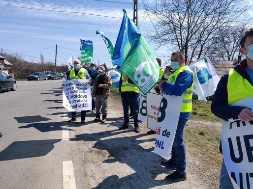 Protest cu sute de mașini pe drumurile din Moldova prin care oamenii cer Guvernului urgentarea construirii de autostrăzi în regiune