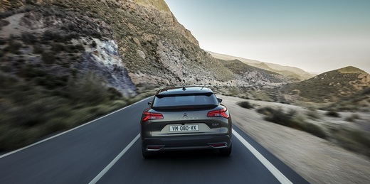 FOTO Citroen revine în clasa medie și prezintă primele imagini cu noul C5 X, un amestec între un SUV și un wagon