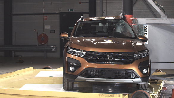 VIDEO & FOTO Testul de impact frontal și lateral EuroNCAP al modelului Dacia Sandero. Detaliile și echipamentele care au condus la un scor de doar 2 stele