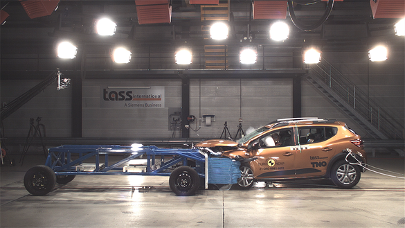 VIDEO & FOTO Testul de impact frontal și lateral EuroNCAP al modelului Dacia Sandero. Detaliile și echipamentele care au condus la un scor de doar 2 stele