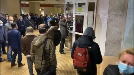 EXCLUSIV DOCUMENTE+FOTO Sindicatul Metrorex a cerut în instanță suspendarea dispozițiilor de desființare a spațiilor comerciale de la metrou. Acestea citează și celebra decizie a lui Băsescu de demolare a chioșcurilor din anul 2000