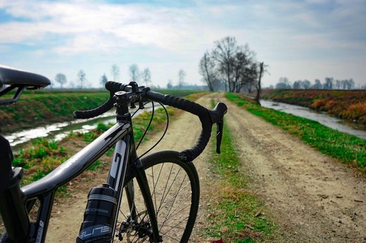 România a inaugurat anul trecut doar 54 kilometri. Aproape 30% din drumuri sunt pietruite și de pământ