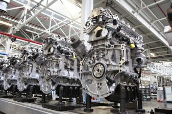 Guvernul francez se întâlnește cu șefii Renault și Stellantis, pentru a discuta soarta angajaților amenințați de mașinile electrice. Viitorul celor din România