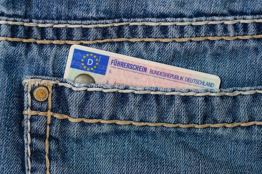 Atenție când conduceți în străinătate: O țară membră a UE are dreptul să nu recunoască permisul de conducere reînnoit în alt stat, dacă există interdicție de conducere în acea țară