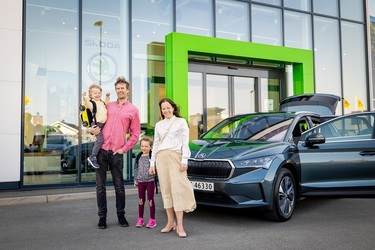 Skoda a luat-o înainte celor de la Dacia, cu Enyaq iV. Primii beneficiari - o familie din Norvegia