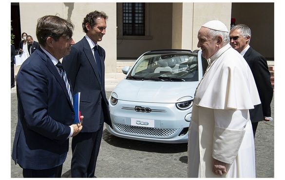 FOTO Papa, vector de imagine pentru mașinile electrice: Fiat i-a dus Sanctității Sale un 500 e, după ce Fisker anunțase că va fabrica un papamobil electric