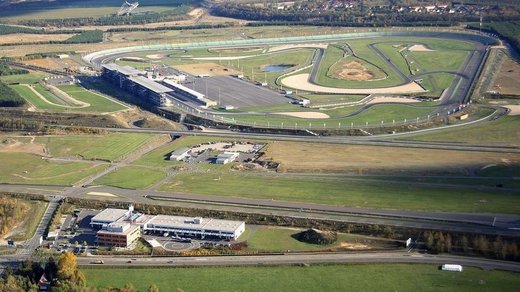 Tesla negociază cu Dekra testarea de noi modele pe circuitul EuroSpeedway