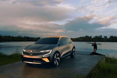 FOTO Primele imagini cu viitorul Megane E-Tech Electric camuflat, pregătit pentru teste