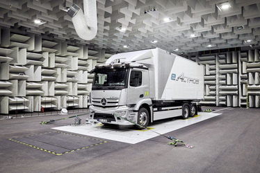 Mercedes-Benz lansează primul camion electric de serie, eActros, după trei ani de teste cu clienți importanți