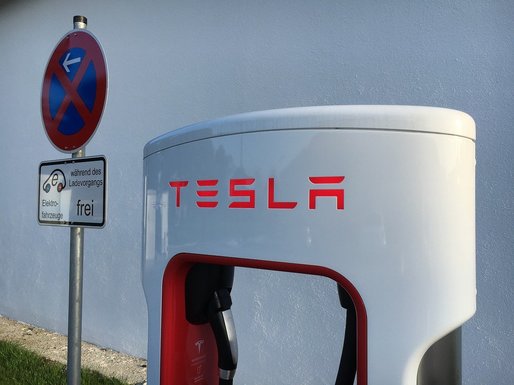 Germania încearcă să convingă Tesla să permită accesul altor producători auto la rețeaua sa de stații de încărcare a vehiculelor electrice