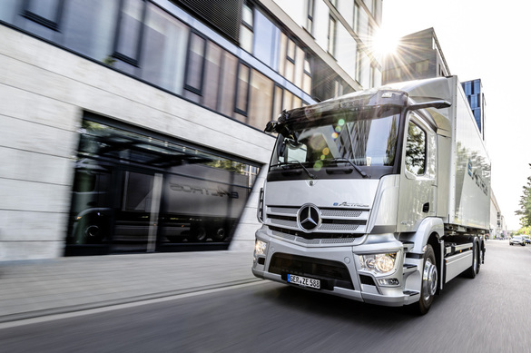 VIDEO & FOTO Mercedes-Benz a prezentat în premieră primul său camion electric, eActros. Producția va începe la toamnă