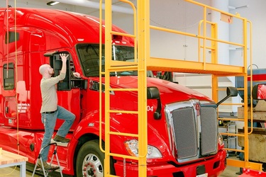 BMW investește în tehnologia de conducere fără șofer pentru camioane