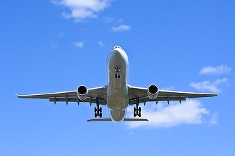 Comisia Europeană vrea să impună o taxă minimă de poluare pentru avioane, la nivelul UE. Costul - în prețul biletului ?