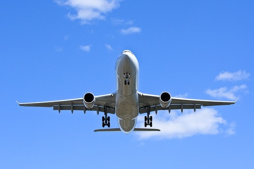 Comisia Europeană vrea să impună o taxă minimă de poluare pentru avioane, la nivelul UE. Costul - în prețul biletului ?