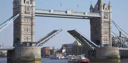 VIDEO Tower Bridge din Londra a rămas blocat 12 ore cu cele două brațe ridicate