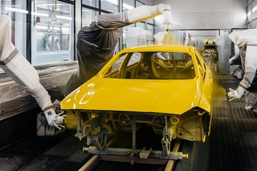 BMW bate recordul industriei auto, cu oferta de culori pentru noile Serie 1 și Serie 2 Gran Coupe: 160 de nuanțe de vopsea plus culori unice la alegere