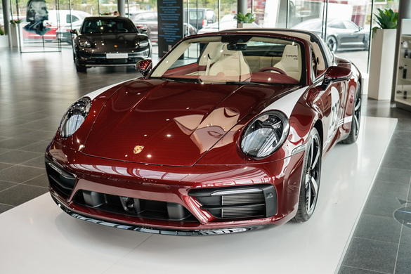 FOTO Ion Țiriac și-a mai cumpărat un Porsche de colecție. Cum l-a convins pe Wolfgang Porsche să-i semneze numerele mașinilor. “Ar trebui să mi-o semnezi în aur, i-am spus.”