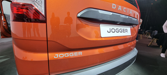 Corespondență din Paris - ULTIMA ORĂ VIDEO&FOTO Dacia Jogger, premieră mondială și primele impresii despre noul crossover de familie, hibrid, cu 7 locuri