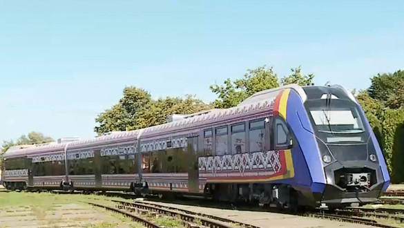 FOTO Un tren românesc ce poate atinge 120 km/h - gata de omologare, dar va merge cu 30km/h. Decorat cu motive tradiționale românești