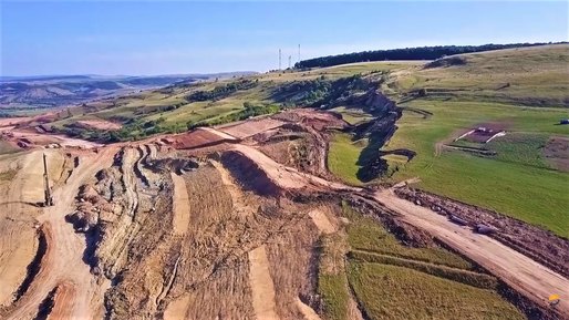 VIDEO Alunecare masivă de teren pe șantierul Autostrăzii Transilvania. Se poate ajunge inclusiv la schimbarea traseului