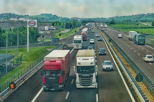 Criza camioanelor și a containerelor afectează lanțurile de aprovizionare. Marea Britanie: Rafturi goale în magazine și mașini care stau la coadă kilometri întregi la benzinării