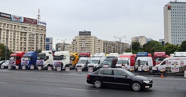 VIDEO&FOTO TIR-iștii au ieșit pe stradă cu zeci de camioane, în Piața Victoriei