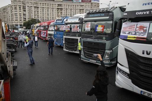 VIDEO&FOTO TIR-iștii au ieșit pe stradă cu zeci de camioane, în Piața Victoriei
