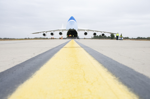 FOTO Cel mai mare avion din lume, în premieră în România
