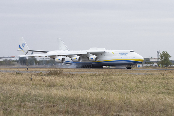 FOTO Cel mai mare avion din lume, în premieră în România