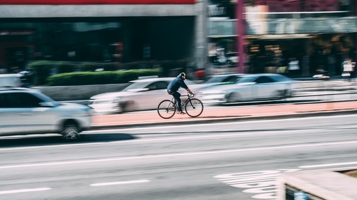 Codul Rutier, schimbat: în ce condiții mai pot fi depășiți bicicliștii de mașini