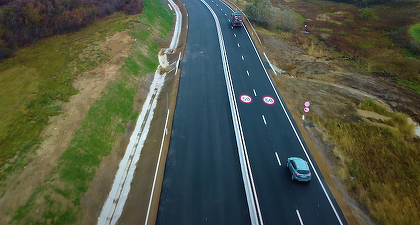 VIDEO Ieșirea de pe Valea Oltului, spre Sibiu, lărgită la patru benzi, dar cu limită de 50 km/h. DRDP Brașov: ”Scopul acestei investiții nu a fost să mărim viteza de deplasare”