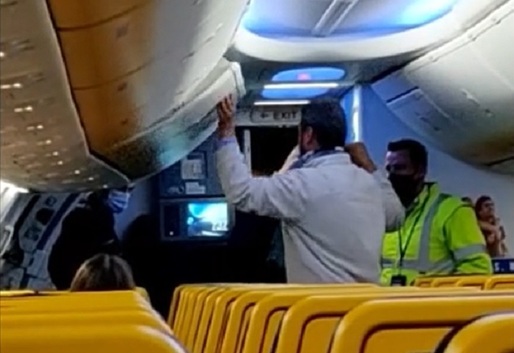VIDEO Bărbat dat jos din avion la Cluj, pentru că a refuzat să poarte mască. Pasagerii au aplaudat