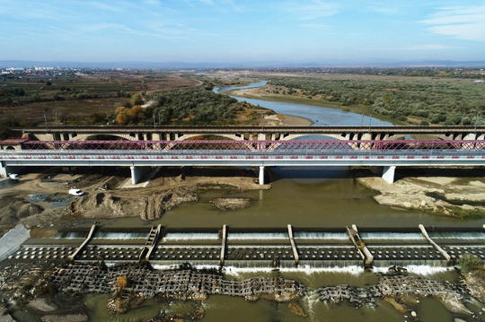 FOTO Noul pod peste râul Buzău, ridicat în ultimii trei ani lângă cel proiectat de Anghel Saligny, deschis circulației