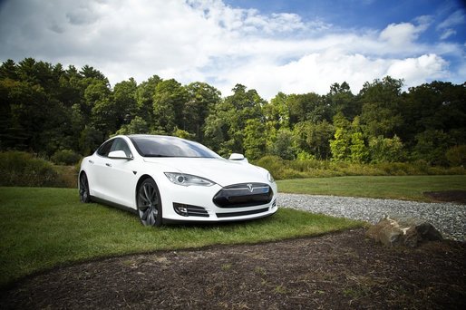 Tesla retrage aproape 12.000 de mașini de pe piață
