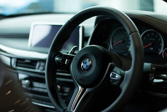 BMW aliniază programul de muncă al angajaților din Est cu cel din Vest, la 30 de ani de la reunificare