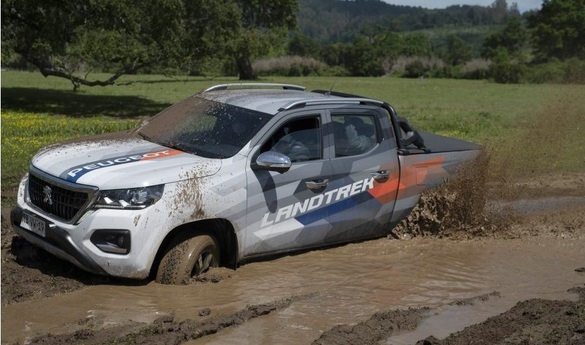 FOTO Pickup-ul Peugeot Landtrek, lansat pe piețele din Africa și America de Sud