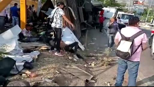 VIDEO Accident în Mexic: Cel puțin 53 de morți și zeci de răniți, după ce un camion s-a răsturnat