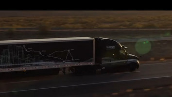 VIDEO Premieră în industria transporturilor: Un TIR fără șofer a parcurs 130 km pe drumuri publice