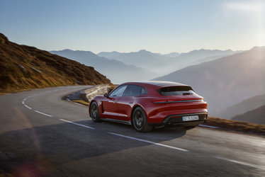 Record absolut pentru Porsche în 2021: peste 300.000 de mașini livrate, pentru prima dată în istoria mărcii