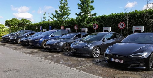 Tesla recheamă sute de mii de mașini