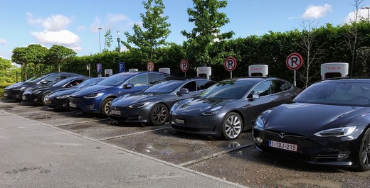 Tesla recheamă sute de mii de mașini