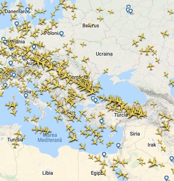 FOTO Trafic aerian intens în România. Avioanele evită Ucraina și zona Mării Negre unde rușii desfășoară exerciții
