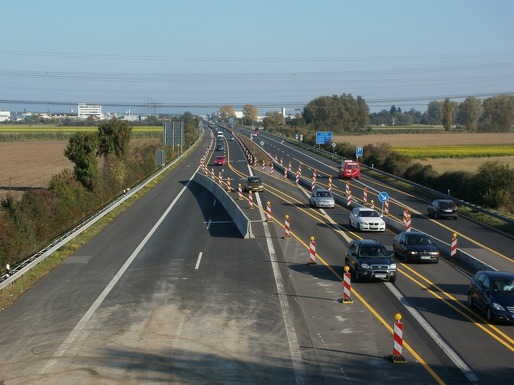 Autostrada Ford - Grindeanu amenință cu rezilierea contractului. Gropi cu oseminte descoperite