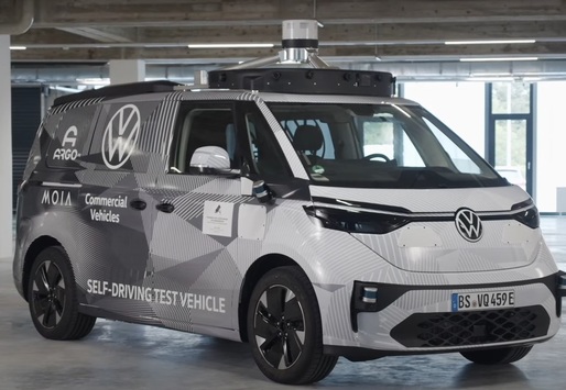 VIDEO Șeful Volkswagen a testat în premieră modelul ID.Buzz cu conducere autonomă pe șosele publice 