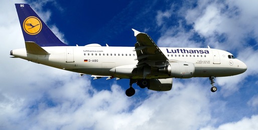 Lufthansa a redus oferta de mâncare servită la bordul avioanelor, în lipsa personalului suficient
